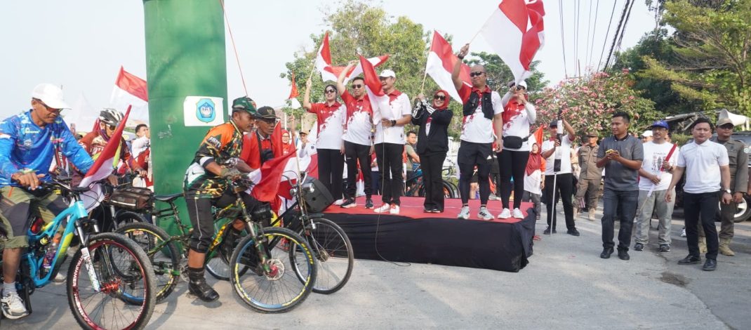 Dandim 0812/Lamongan Mendampingi Bupati Lamongan Lepas Peserta Gowes dan Jalan Sehat Kemerdekaan