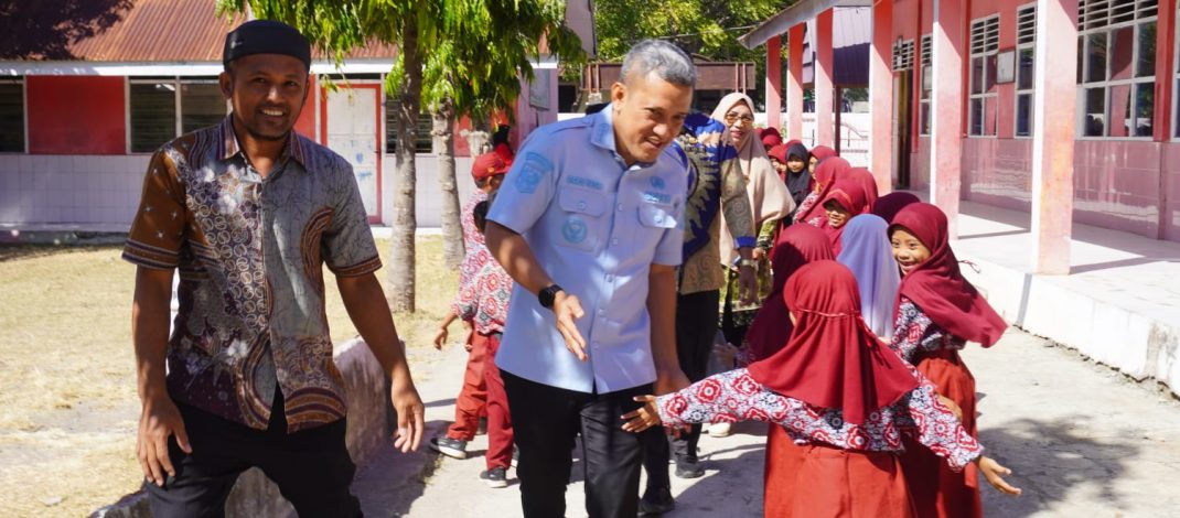 Ringankan Beban Orang Tua, Bupati Jeneponto Serahkan Bantuan Seragam Sekolah Terhadap Siswa SD Di Kec. Batang Dan Tarowang