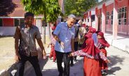 Ringankan Beban Orang Tua, Bupati Jeneponto Serahkan Bantuan Seragam Sekolah Terhadap Siswa SD Di Kec. Batang Dan Tarowang