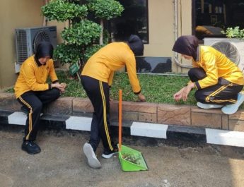 Jelang HUT Polwan ke-78, Polwan Polres Lamongan Turun Tangan Bersihkan Mako