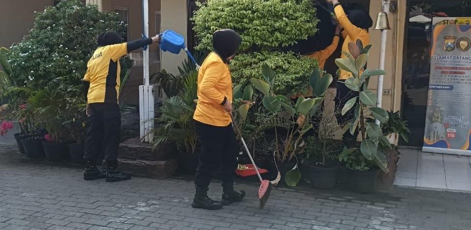 Jelang Hari Jadi Polwan ke-78, Polwan Polresta Sidoarjo Serentak Kerja Bakti Bersihkan Lingkungan Mako