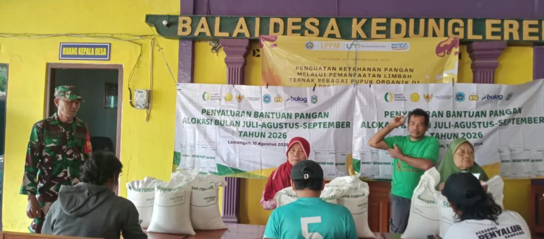 Kawal Ketahanan Pangan, Babinsa Koramil 0812/12 Modo Dampingi Penyaluran Bantuan Beras Bulog