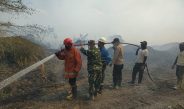 Sinergi Cepat Tanggap, Babinsa Koramil 0812/06 Ngimbang Bersama Tim Gabungan Berhasil Padamkan Titik Api di Area Limbah PT KTM