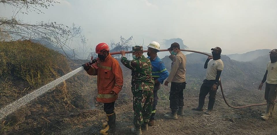 Sinergi Cepat Tanggap, Babinsa Koramil 0812/06 Ngimbang Bersama Tim Gabungan Berhasil Padamkan Titik Api di Area Limbah PT KTM
