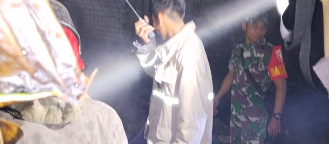 Tanggap Bencana, Babinsa Koramil 0812/10 Babat Bersama Tim Gabungan Berhasil Padamkan Kebakaran Kandang Sapi di Gendong Kulon