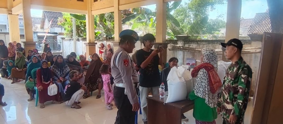 Pastikan Penyaluran Beras Tepat Sasaran, Babinsa KlagenSrampat Dampingi Pembagian Bantuan Pangan untuk 295 Warga