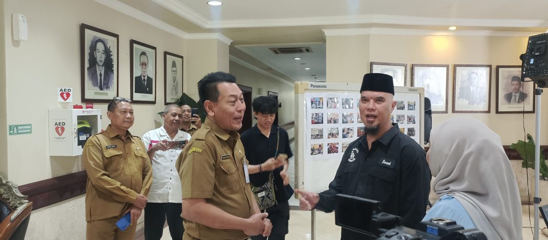 Anggota Komisi X DPR RI Ahmad Dhani Kunjungi Lomba Foto Jurnalis Dewan