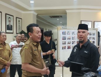 Anggota Komisi X DPR RI Ahmad Dhani Kunjungi Lomba Foto Jurnalis Dewan