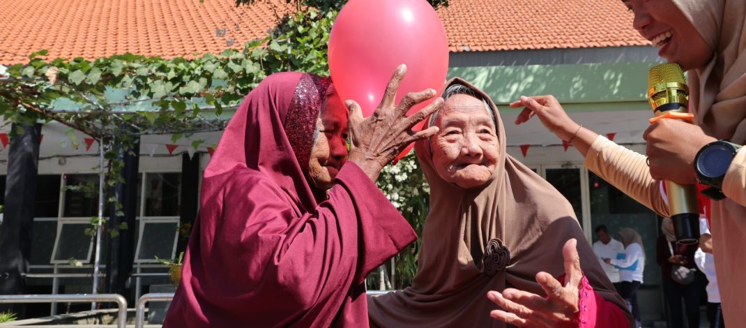 Bahagiakan Lansia, Pemkot Surabaya Gelar Lomba HUT Ke-81 RI Berhadiah Menu Favorit