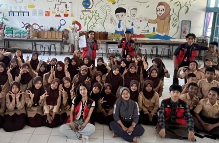 Tingkatkan Literasi Digital, Mahasiswa KKN-T Kampung Sejahtera Kemensos UNHAS Gelar Sosialisasi “Smart Kids Go Online” Pada UPT SMPN 2 BINAMU
