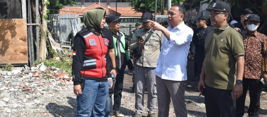 Wali Kota Eri Tertibkan Pengolahan Sampah Ilegal di Keputih Surabaya